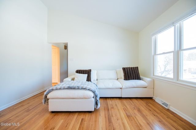 8 Sherbrook Drive, Bethlehem, NY 12158