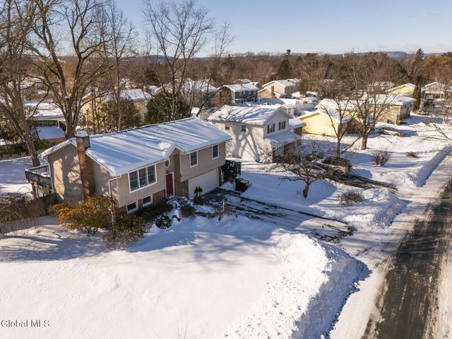 8 Sherbrook Drive, Bethlehem, NY 12158