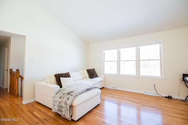 8 Sherbrook Drive, Bethlehem, NY 12158