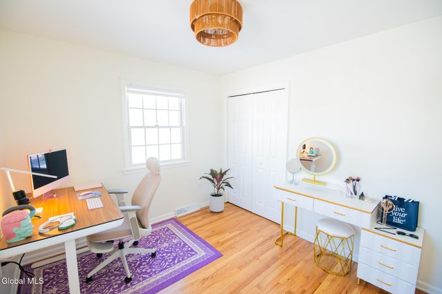 8 Sherbrook Drive, Bethlehem, NY 12158