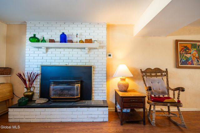 8 Sherbrook Drive, Bethlehem, NY 12158