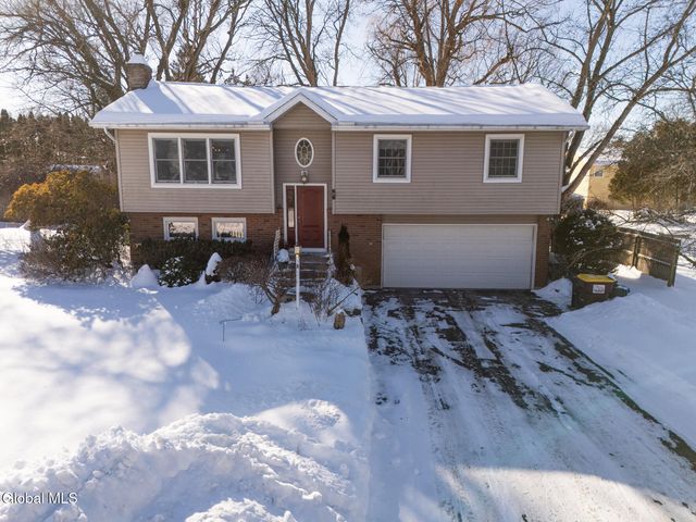8 Sherbrook Drive, Bethlehem, NY 12158