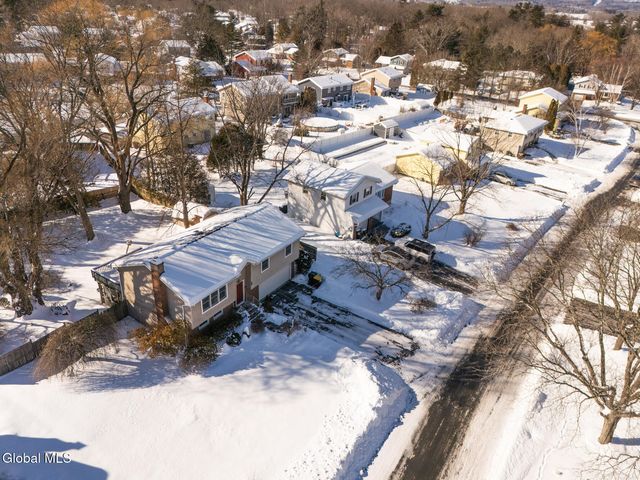 8 Sherbrook Drive, Bethlehem, NY 12158