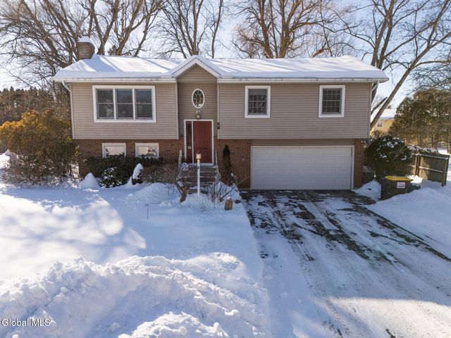 8 Sherbrook Drive, Bethlehem, NY 12158