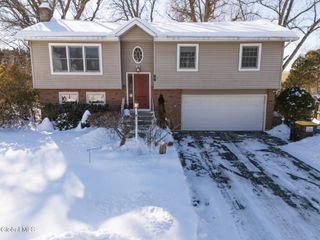 8 Sherbrook Drive, Bethlehem, NY 12158