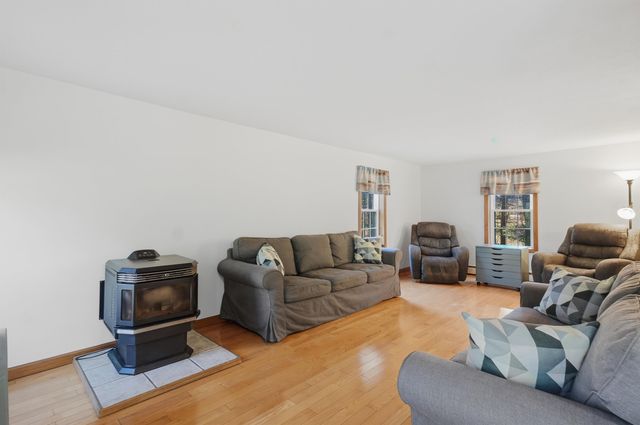 4 Smith Corner Road, Newton, NH 03858