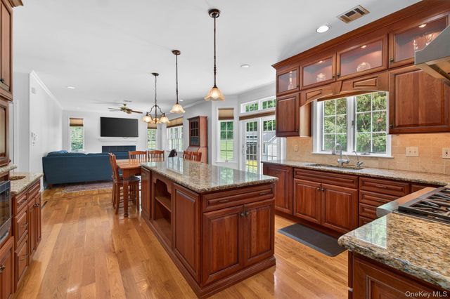 8 Twin Spring Lane, Florida, NY 10921