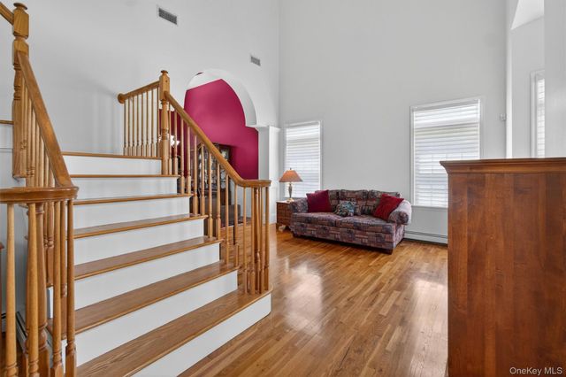 8 Twin Spring Lane, Florida, NY 10921