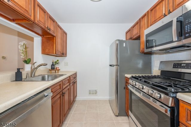 72 Cherry St, Jersey City, NJ 07305