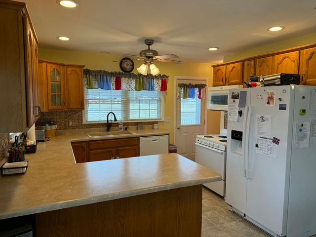 206 6th Avenue E, Andalusia, IL 61232