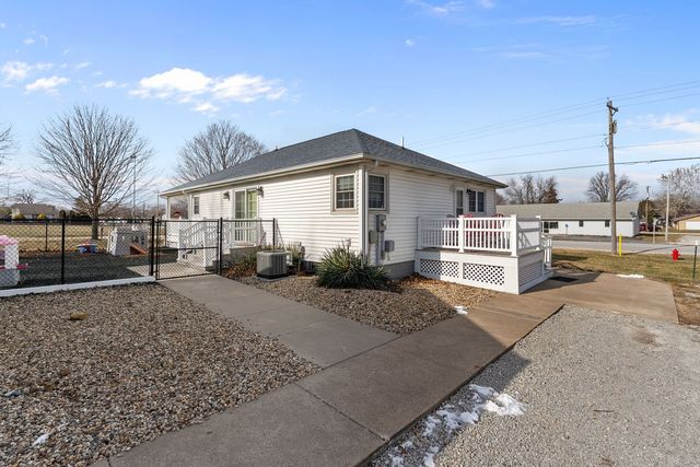 206 6th Avenue E, Andalusia, IL 61232