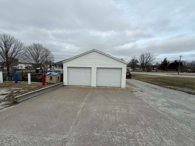 206 6th Avenue E, Andalusia, IL 61232