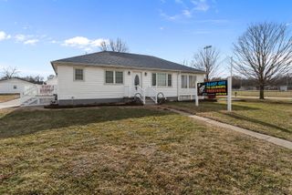206 6th Avenue E, Andalusia, IL 61232