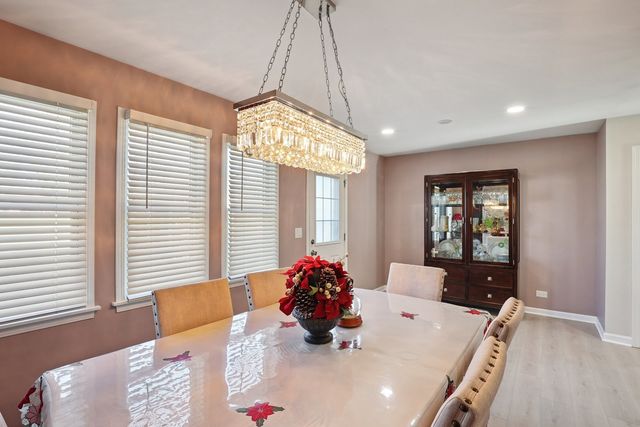 639 W Comstock Avenue, Elmhurst, IL 60126