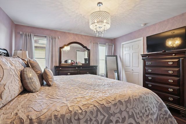 639 W Comstock Avenue, Elmhurst, IL 60126