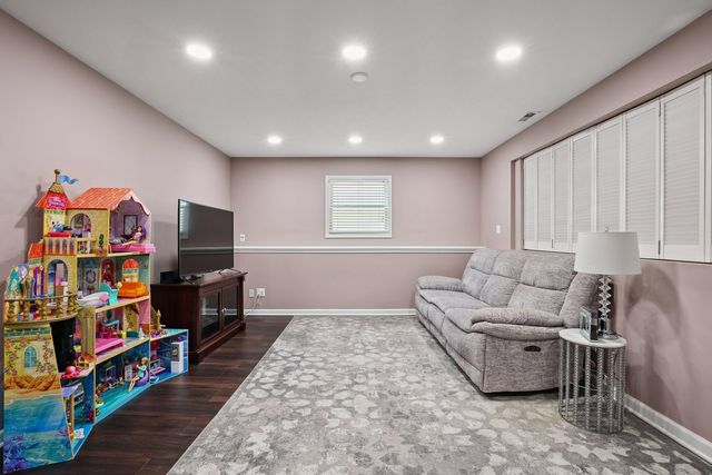 639 W Comstock Avenue, Elmhurst, IL 60126