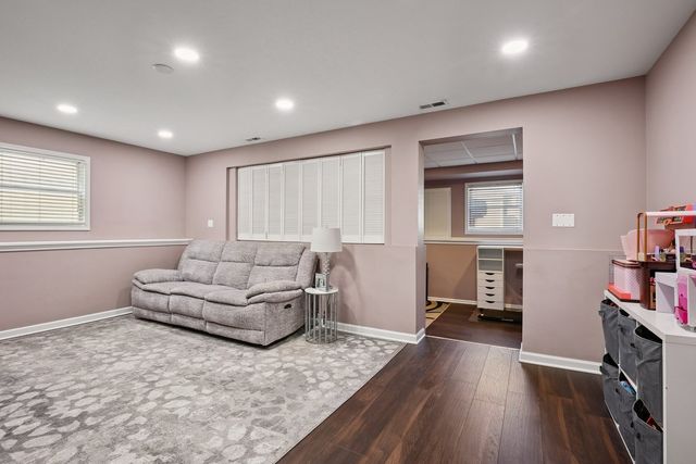 639 W Comstock Avenue, Elmhurst, IL 60126