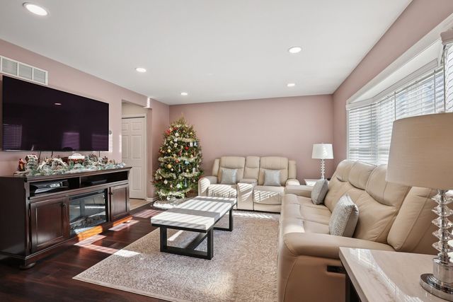 639 W Comstock Avenue, Elmhurst, IL 60126