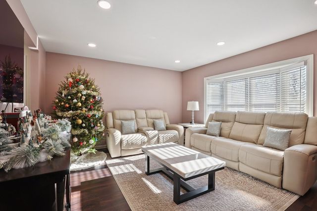 639 W Comstock Avenue, Elmhurst, IL 60126