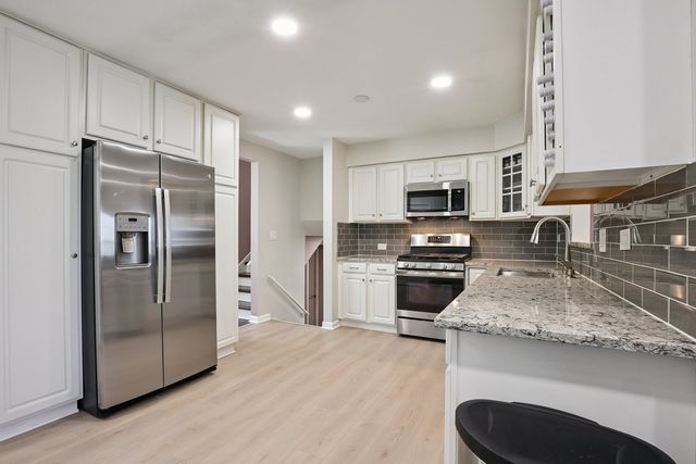 639 W Comstock Avenue, Elmhurst, IL 60126