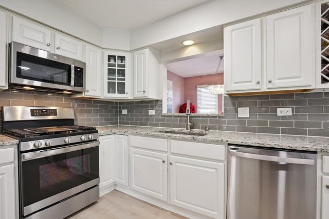 639 W Comstock Avenue, Elmhurst, IL 60126