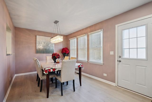 639 W Comstock Avenue, Elmhurst, IL 60126