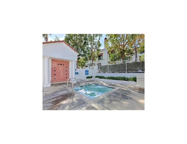 19401 Sunray Lane 205, Huntington Beach, CA 92648