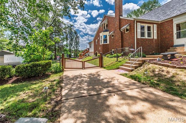 11624 Denny Road, St Louis, MO 63126