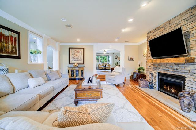 16 Arapaho Court, Suffern, NY 10901