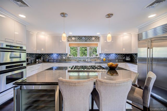 16 Arapaho Court, Suffern, NY 10901