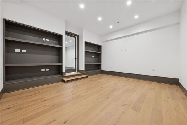 153 S Kenmore Avenue, Elmhurst, IL 60126