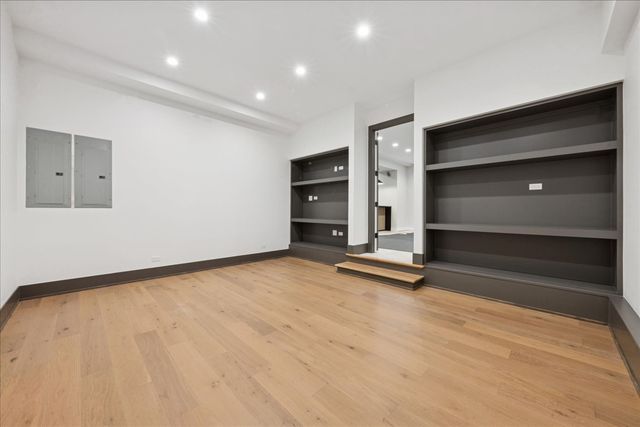 153 S Kenmore Avenue, Elmhurst, IL 60126