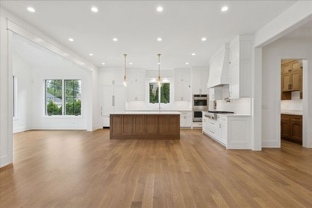 153 S Kenmore Avenue, Elmhurst, IL 60126