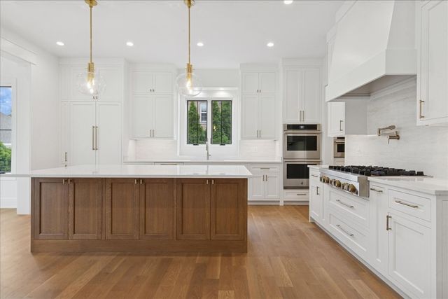 153 S Kenmore Avenue, Elmhurst, IL 60126