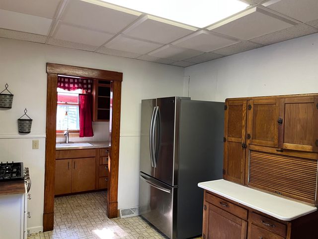 646 Gypsum Ave, Salina, KS 67401