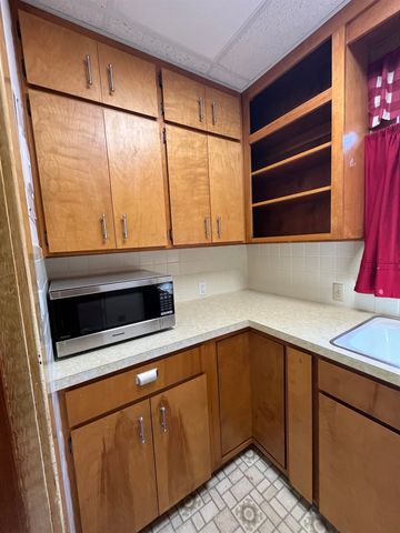 646 Gypsum Ave, Salina, KS 67401