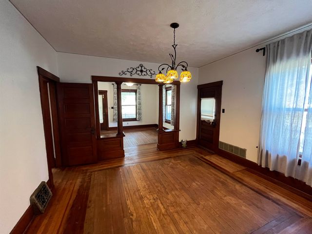 646 Gypsum Ave, Salina, KS 67401