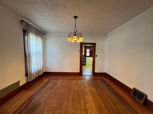 646 Gypsum Ave, Salina, KS 67401