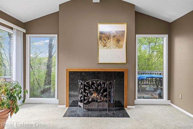 5000 Mirror Lake Court 19, West Bloomfield Charter Township, MI 48323