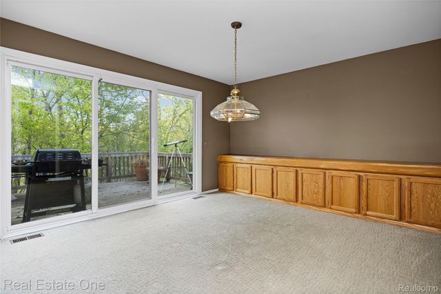 5000 Mirror Lake Court 19, West Bloomfield Charter Township, MI 48323