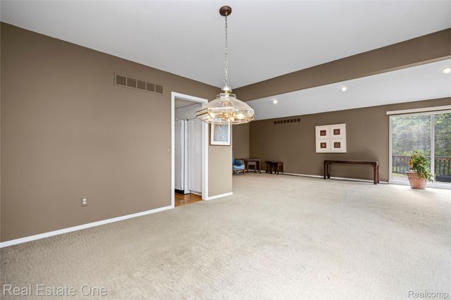 5000 Mirror Lake Court 19, West Bloomfield Charter Township, MI 48323