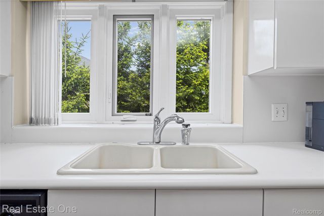 5000 Mirror Lake Court 19, West Bloomfield Charter Township, MI 48323