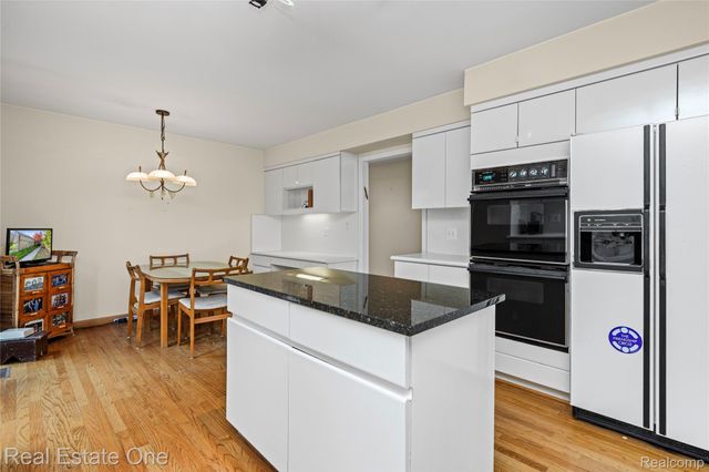 5000 Mirror Lake Court 19, West Bloomfield Charter Township, MI 48323