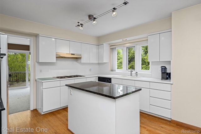 5000 Mirror Lake Court 19, West Bloomfield Charter Township, MI 48323