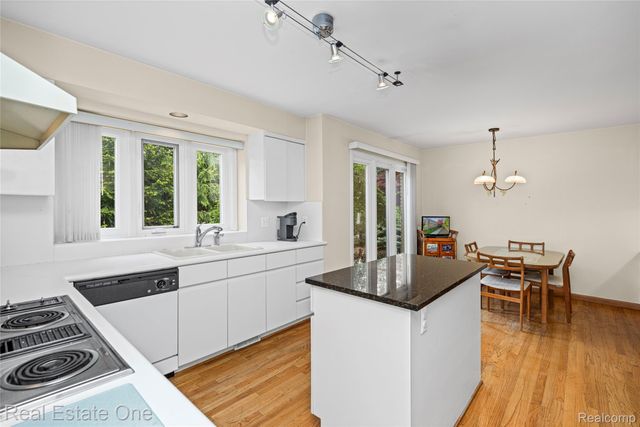 5000 Mirror Lake Court 19, West Bloomfield Charter Township, MI 48323