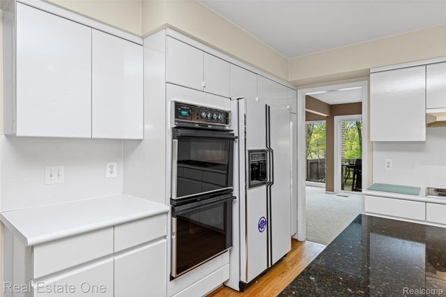 5000 Mirror Lake Court 19, West Bloomfield Charter Township, MI 48323