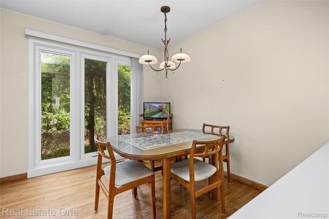 5000 Mirror Lake Court 19, West Bloomfield Charter Township, MI 48323