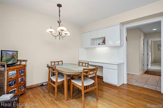 5000 Mirror Lake Court 19, West Bloomfield Charter Township, MI 48323