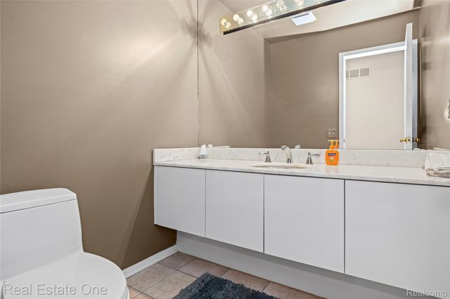 5000 Mirror Lake Court 19, West Bloomfield Charter Township, MI 48323