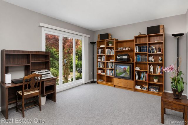 5000 Mirror Lake Court 19, West Bloomfield Charter Township, MI 48323